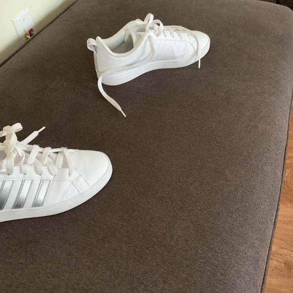 Boys all white adidas size 6.5 - Picture 2 of 4